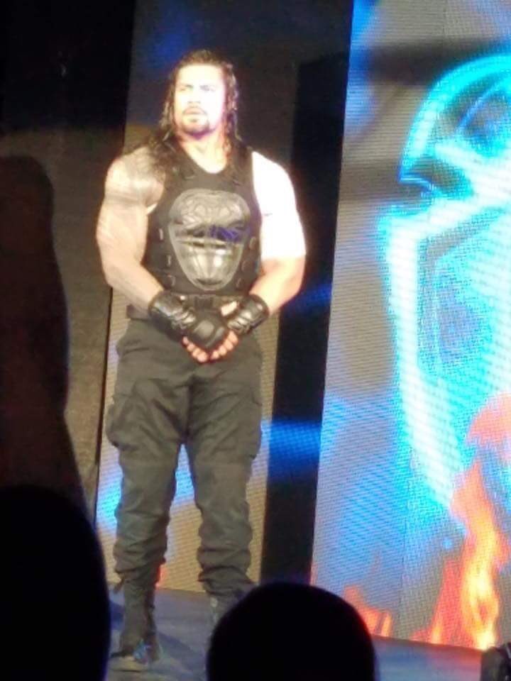 Roman Reigns brawls with Braun Strowman at Raw Live Event, sells storyline injury with upperbody taped up