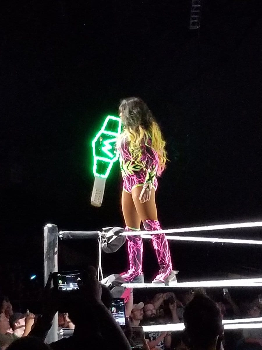 Naomi puts LED lights on the SmackDown Women's Championship - 2